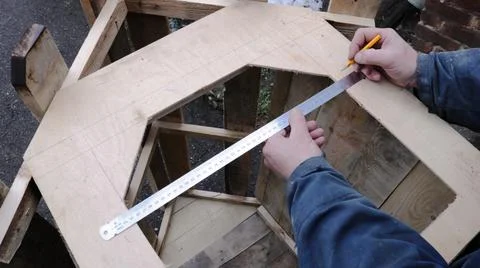 Measuring the width of the hole by a carpenter Foto stock