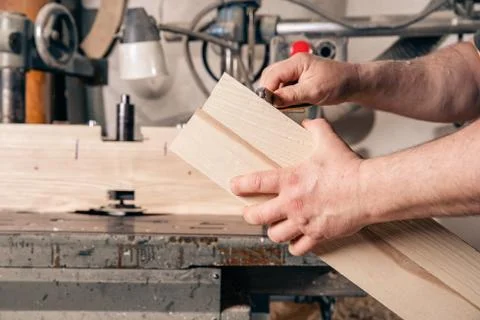 Measuring wood before processing in joinery Stock-Fotos