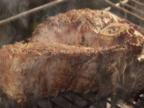 Meat and fire 2k slow motion 6 Stockbeeldmateriaal 83907668