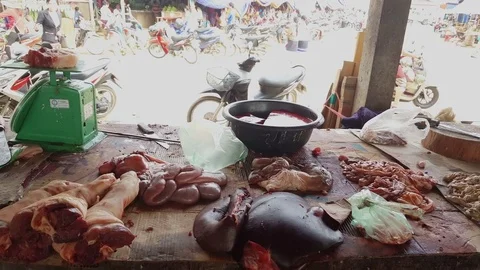 Meat and internal organs stall close up, flies, scale, blood bucket, Sam Neua 스톡 동영상 76798579