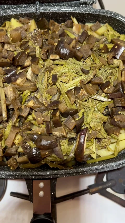 The meat and vegetable mixture is prepared in a modern closed-type pressure Stockbeeldmateriaal 304829529