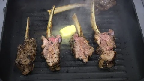 Meat On Barbecue Grill Vidéo 105883683