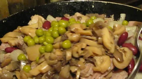 Meat with beans. Video stock 9942083