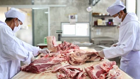Meat beef the butcher work cutting meat beef raw with friends in the slaughte Vídeos de archivo 93444182