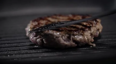 Meat being fried 库存影片 64544651