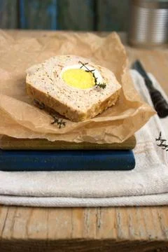 Meat bread from ground meat with herbs and eggs. Traditional Moldovan and Rom Stock-Fotos