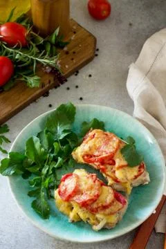 Meat chops with tomato on stone table. Foto stock