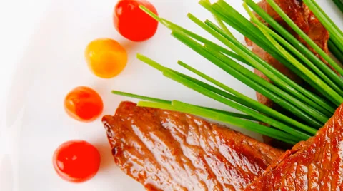 Meat chunk on white plate Vídeos de archivo 38727376