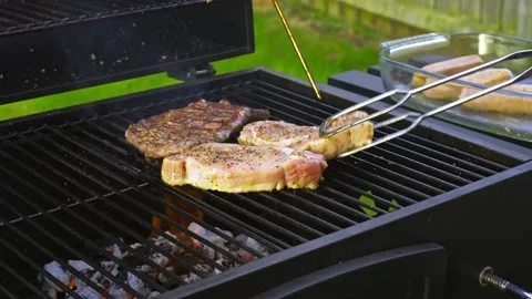 Meat Cooking on a Barbecue in 4K Vidéo 336195932