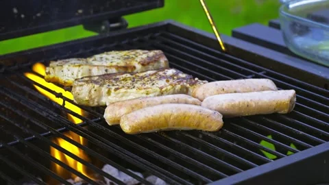 Meat Cooking on a Barbecue in 4K Vidéo 336196037