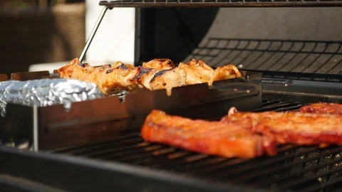 Meat cooking on a BBQ 库存影片 115057529