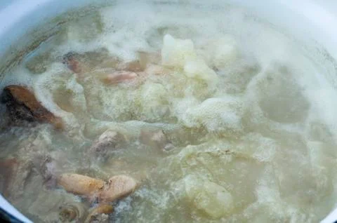 Meat cooking in the cauldron 库存照片
