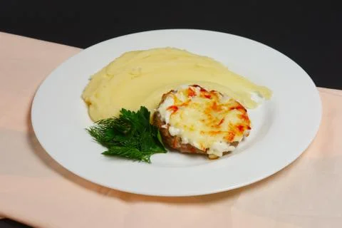 Meat cutlet with cheese and mashed potato Stock-Fotos