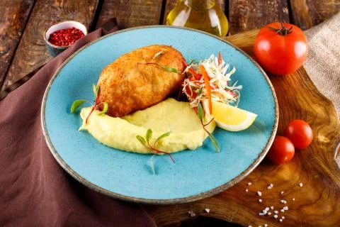 Meat cutlet served with kortofel mashed potatoes and vegetables Foto stock