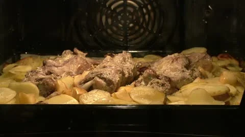 Meat dish in the oven Video stock 21632927