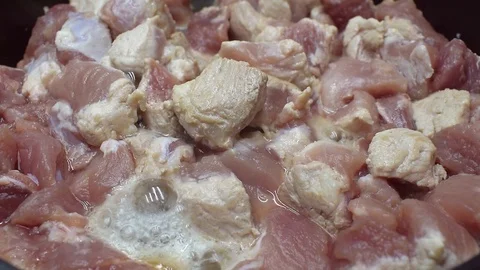 The meat is fried in a pan. Close-up Vídeos de archivo 94539744