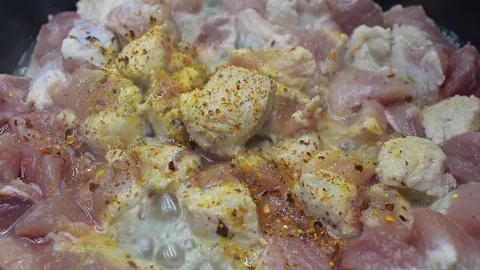 The meat is fried in a pan.  Close-up Vídeo Stock 94539920
