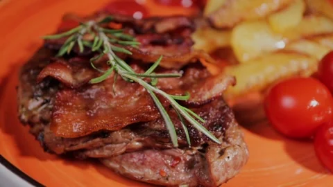 Meat with fried potatoes on a plate Video stock 329077384