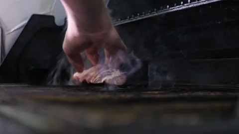 The meat is fried on the stove. 库存影片 135629073