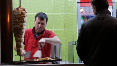 The meat is fried on a vertical skewer. Visitors queue in late evening. Stock Footage 119182083