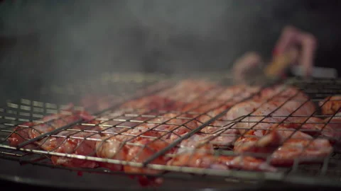 The meat is fried on a wire rack Vidéo 166930937