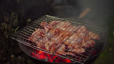 The meat is fried on a wire rack Video stock 166931553