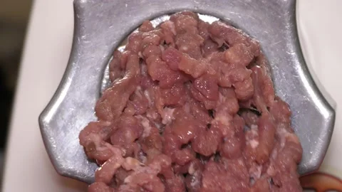 Meat grinder grinds raw meat Vídeos de archivo 143579384