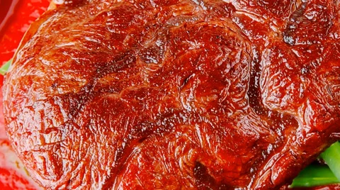 Meat medalion on green beans Vídeos de archivo 38733730
