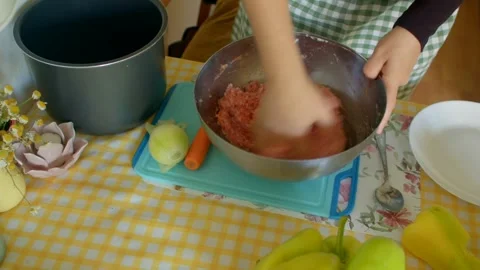 Meat mixing process, handling ground meat to create delicious filling Vídeos de archivo 320957150