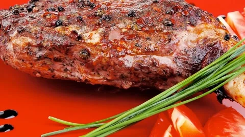 Meat over white : grlled meat shoulder on red plate Vídeos de archivo 59537752