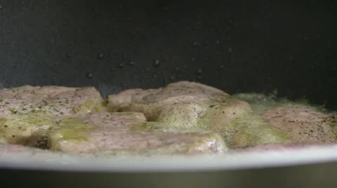 Meat in a pan Видео 37799749