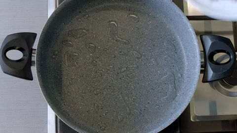 Meat in the pan 库存影片 92279090