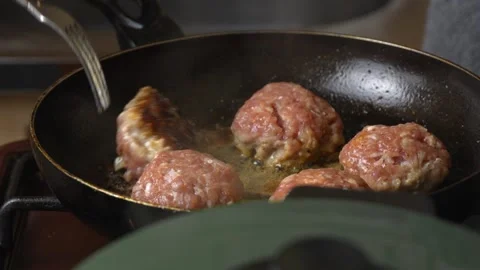 Meat patties or cutlets in form of cutlets, fried in oil in pan, 스톡 동영상 250764720