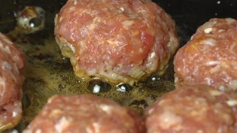 Meat patties or cutlets in form of cutlets, fried in oil in pan, 스톡 동영상 250771836
