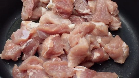 Meat is put on a frying pan Vídeo Stock 94539596