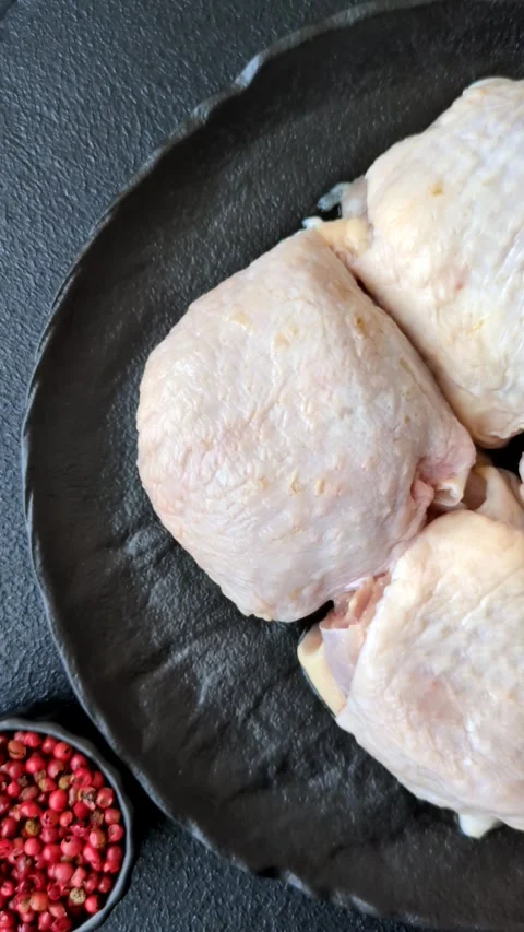 Meat, raw chicken thigh, leg in skin with salt and spices. Raw chicken thigh Vidéo 312285366
