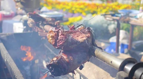 Meat roasted on a spit Vídeo Stock 67992253