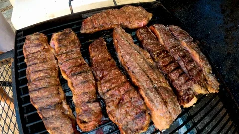 Meat roaster opening with meat inside. Vidéo 96678092