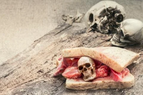 Meat sandwich with tiny skulls Foto stock