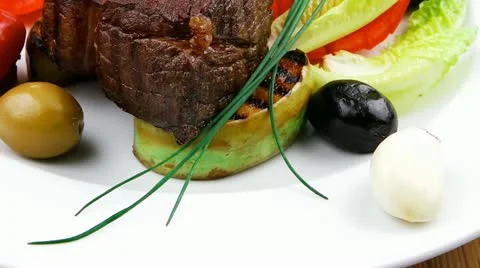 Meat savory : beef fillet mignon grilled and garnished with baked apples Vídeos de archivo 21761818