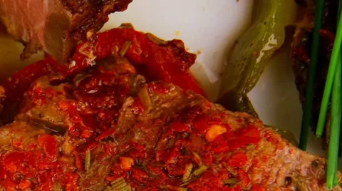 Meat served with tomatoes Vídeos de archivo 27491644