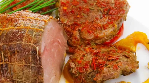 Meat served with tomatoes Vídeos de archivo 28531045