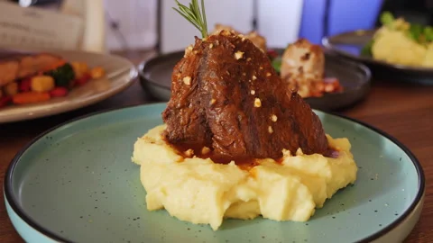 Meat slices with and mashed potatoes Stock-Footage 152770347