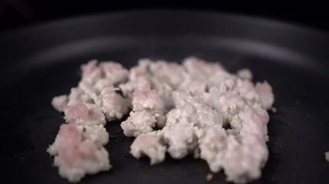 Meat slices in a pan 스톡 동영상 64702356