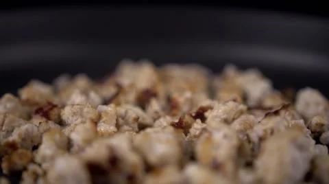 Meat slices in a pan 库存影片 64702365