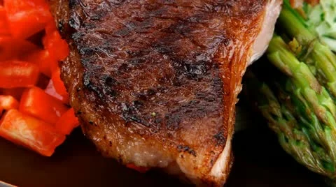 Meat table : grilled beef fillet with asparagus and tomatoes Vídeos de archivo 21367153