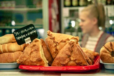 Meat triangular pie.Take it out of the oven.Hot dog.Vakbelyash.Bakery.National M 스톡 사진