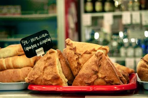 Meat triangular pie.Take it out of the oven.Hot dog.Vakbelyash.Bakery.National M 스톡 사진