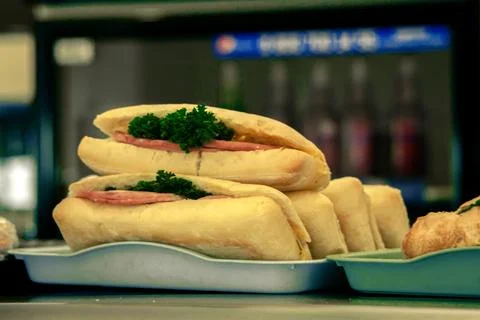 Meat triangular pie.Take it out of the oven.Hot dog.Vakbelyash.Bakery.National M Stockfoto's