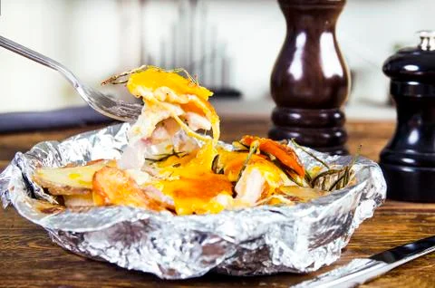 Meat with vegetables in foil Foto stock